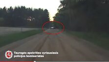 Chuligani&scaron;kas &scaron;oninis slydimas bendro naudojimosi kelyje