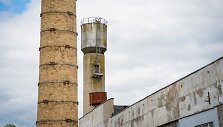 &Scaron;iųmetė žiema Panevėžio rajono gyventojams pateikė ne vieną i&scaron;bandymą. Spaudžiant stipriam &scaron;alčiui ir į&scaron;alui skverbiantis gilyn į žemę, Geležių kaimo gyventojai susidūrė su neeiline situacija &ndash; dėl už&scaron;alusio vandentiekio teko keisti kasdienius įpročius ir vandenį ne&scaron;tis i&scaron; &scaron;ulinių ar parduotuvių.