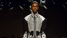 &bdquo;Burberry&ldquo; 2016 m. rugsėjo kolekcijos modelis