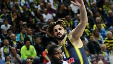 &bdquo;Fenerbahce&ldquo; žaidėjas Linas Kleiza prie&scaron; CSKA atstovą Jeremy Pargo