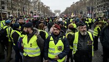 Victoras Alfonso Lenta (su raudona berete) per protestą Paryžiuje
