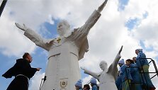 Čenstakavoje atidengta didžiausia pasaulyje popiežiaus Jono Pauliaus II statula.