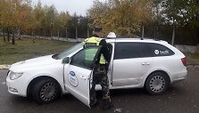 Sulaikytas latvio taksi automobilis su keleiviais indais