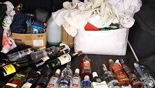 Alkoholis taksi automobilio bagažinėje.