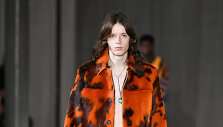 &bdquo;Acne Studios&ldquo; kolekcijos modelis