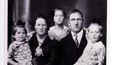 Esterą ir Rananą i&scaron;gelbėjusių Veronikos ir Stasio Strimaičių &scaron;eima su dukterimis Milda, Laima, Dalia