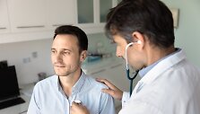 Vyras tikrinasi sveikatą pas gydytoją