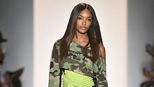 &bdquo;Jeremy Scott&ldquo; 2018 m. pavasario ir vasaros kolekcijos modelis
