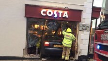 Į &bdquo;Costa Coffee&ldquo; kavinę įvažiavo automobilis.
