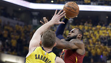Domantas Sabonis prie&scaron; LeBroną Jamesą