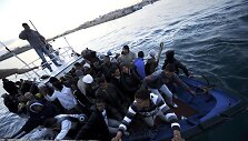 Į Italijai priklausančią salą plūsta tūkstančiai emigrantų.