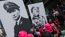 Protestuotojų laikomi plakatai su Vladimiro Putino ir Donaldo Trumpo atvaizdais