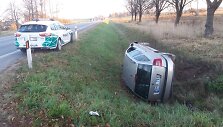 Panevėžio rajone į griovį nuvažiavo lengvasis automobilis