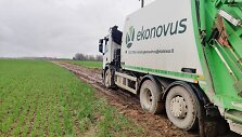  Viename Kėdainių rajono kaime vyko tikra &scaron;iuk&scaron;liavežių gelbėjimo drama. Lauko keliuko, kuris oficialiai registruotas kaip gatvė, neįveikė net trys komunalininkų ma&scaron;inos.