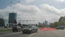 BMW važiuoja prie&scaron; eismą