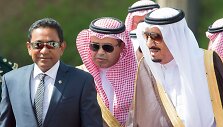 Maldyvų prezidentas Abdulla Yameenas (kairėje) su Saudo Arabijos karali&scaron;kosios &scaron;eimos nariais