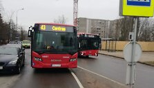 Dėl stovinčio automobilio autobusas negalėjo pravažiuoti Taikos g.
