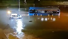 Užlietos gatvės Klaipėdoje tapo sunkiai įveikiamos ir vie&scaron;ajam transportui.