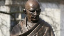 Mahatma Gandi skulptūra Londone