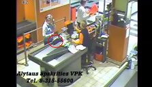 Rankų miklumas: atidžiai stebint vaizdo įra&scaron;ą nelengva pastebėti momentą, kaip dingsta prie kasos palikta rankinė.
