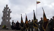 Minint laisvės kovos deklaracijos metines &scaron;alia lietuvių stovėjo ir NATO kariai.