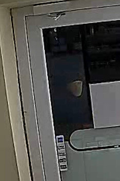 Kauno apskrities policijos nuotr./Vagystės iš parduotuvės kasos aparatų tyrime ieškomas vyras