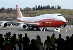 Ilgiausias keleivinis lėktuvas &bdquo;Boeing 747-8 Intercontinental&ldquo;  atliko pirmąjį skrydį.