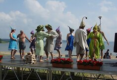 Pirties drabužių puota scenoje