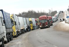 Lietuvos vežėjų asociacijos „Linava“ duomenimis, sekmadienio rytą Terechovo pasienio poste laukė apie 1300 vilkikų, dar maždaug 600 vilkikų stovi Grebnevo pasienio poste.