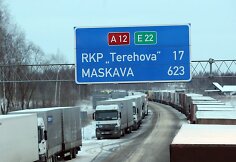 Lietuvos vežėjų asociacijos „Linava“ duomenimis, sekmadienio rytą Terechovo pasienio poste laukė apie 1300 vilkikų, dar maždaug 600 vilkikų stovi Grebnevo pasienio poste.