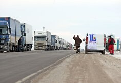 Nemažėjant vilkikų eilėms Latvijos-Rusijos pasienyje vežėjų asociacija „Linava“.