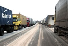 Lietuvos vežėjų asociacijos „Linava“ duomenimis, sekmadienio rytą Terechovo pasienio poste laukė apie 1300 vilkikų, dar maždaug 600 vilkikų stovi Grebnevo pasienio poste.