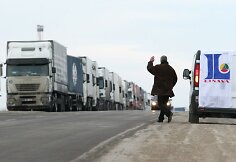 Lietuvos vežėjų asociacijos „Linava“ duomenimis, sekmadienio rytą Terechovo pasienio poste laukė apie 1300 vilkikų, dar maždaug 600 vilkikų stovi Grebnevo pasienio poste.