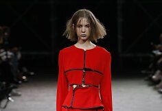 &bdquo;Yohji Yamamoto&ldquo; 2019 m. pavasario ir vasaros kolekcijos modelis