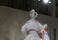 &bdquo;Giambattista Valli&ldquo; 2019&ndash;2020 m. rudens ir žiemos auk&scaron;tosios mados kolekcijos modelis