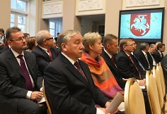 Vilniuje susirinkę Lietuvos diplomatai sprendžia, kaip susiveržti diržus mažėjant Užsienio reikalų ministerijos finansavimui.