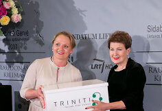 Gražina Arlauskaitė (de&scaron;inėje)