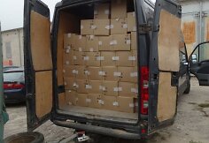Varėnos policija sulaikė kontrabandinių cigarečių prikim&scaron;tą mikroautobusą su priekaba