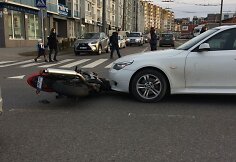 &Scaron;iaurės miestelyje susidūrė motociklas ir BMW automobilis