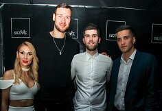 Donatas Motiejūnas su klubo &scaron;eimininkais Gediminu Ratkevičiumi (de&scaron;inėje) ir Enrika Čitavičiene