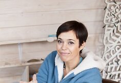 Nomeda Marčėnaitė kartu su neregiais vaikais kurs skulptūras.