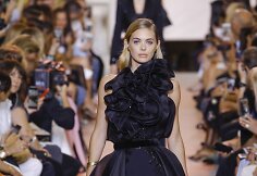 &bdquo;Elie Saab&ldquo; kolekcijos modelis