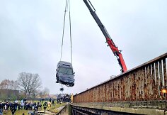 I&scaron; vandens traukiamas BMW automobilis