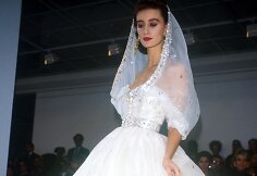 Ines de la Fressange vilki &bdquo;Chanel&ldquo; 1988 m. pavasario-vasaros kolekcijos vestuvinę suknelę
