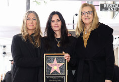Courteney Cox įteikta žvaigždė Holivudo &scaron;lovės alėjoje