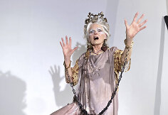 &bdquo;Vivienne Westwood&ldquo; 2021 m. pavasario ir vasaros kolekcijos modelis