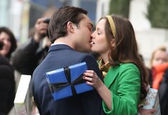 Edas Westwickas ir Leighton Meester &bdquo;Gossip Girl&ldquo; filmavimo aik&scaron;telėje (2009 m.)