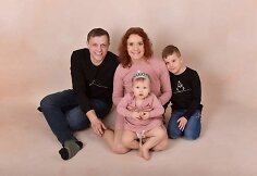 Deimantė Grilevičiūtė-Klincevičienė su &scaron;eima