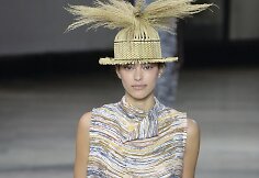 &bdquo;Issey Miyake&ldquo; 2019 m. pavasario ir vasaros kolekcijos modelis