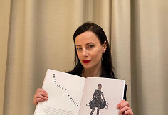 Agnė Kuzmickaitė rankose laiko žurnalą &bdquo;Vogue Portugal&ldquo;